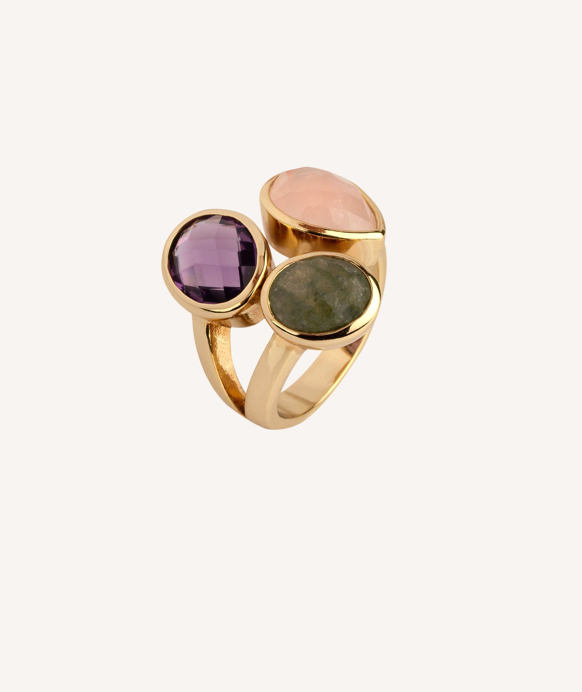 Anillo con piedras de colores
