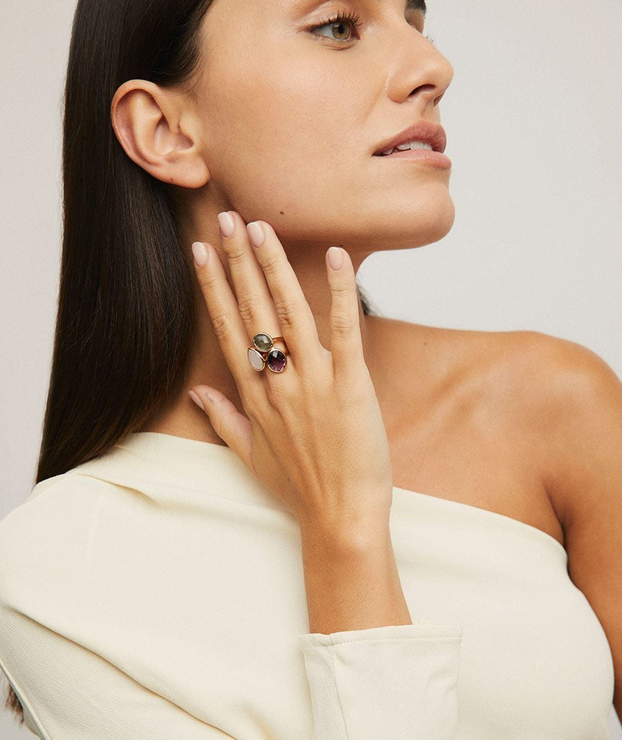 Anillo con piedras de colores