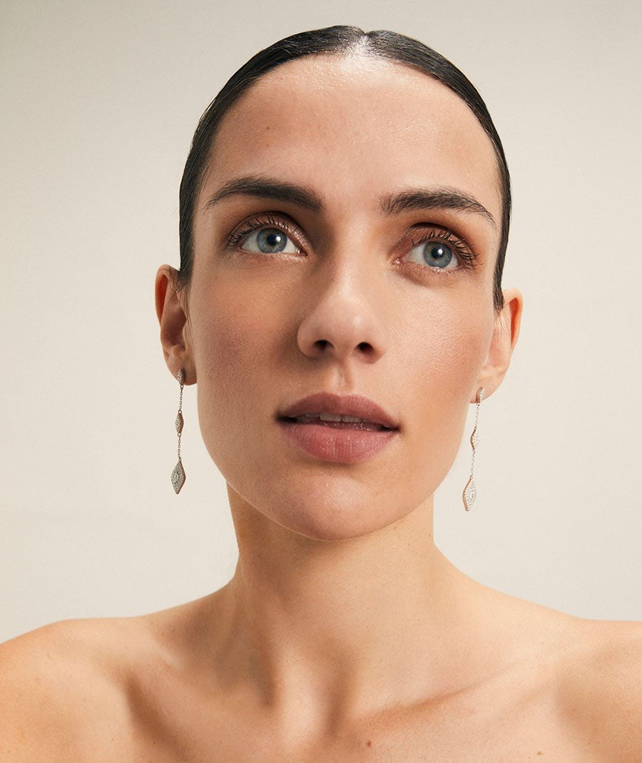 Pendientes Sakura colección Signature plata de ley 925 chapado platino largos circonitas