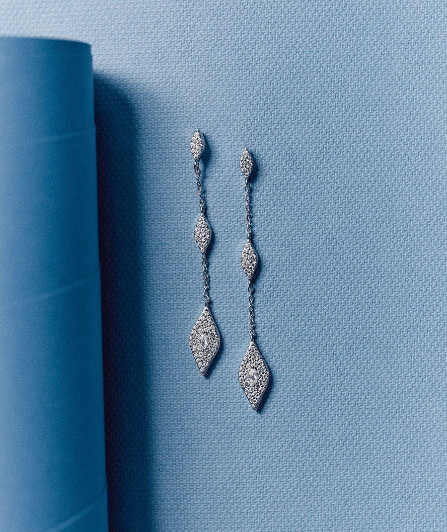 Pendientes Sakura colección Signature plata de ley 925 chapado platino largos circonitas