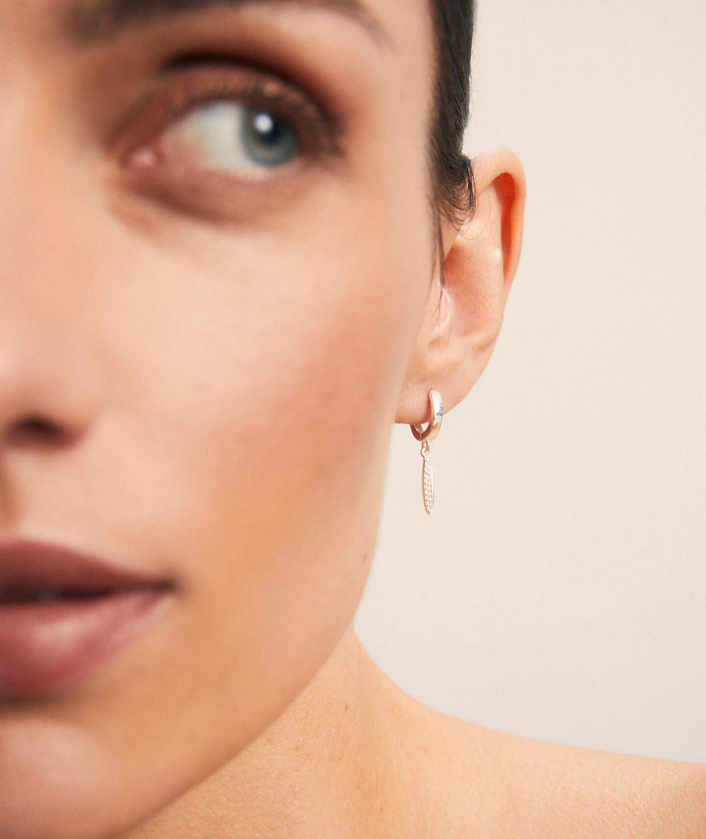 Pendientes colección Básicos Plata de Ley 925 largo circonitas