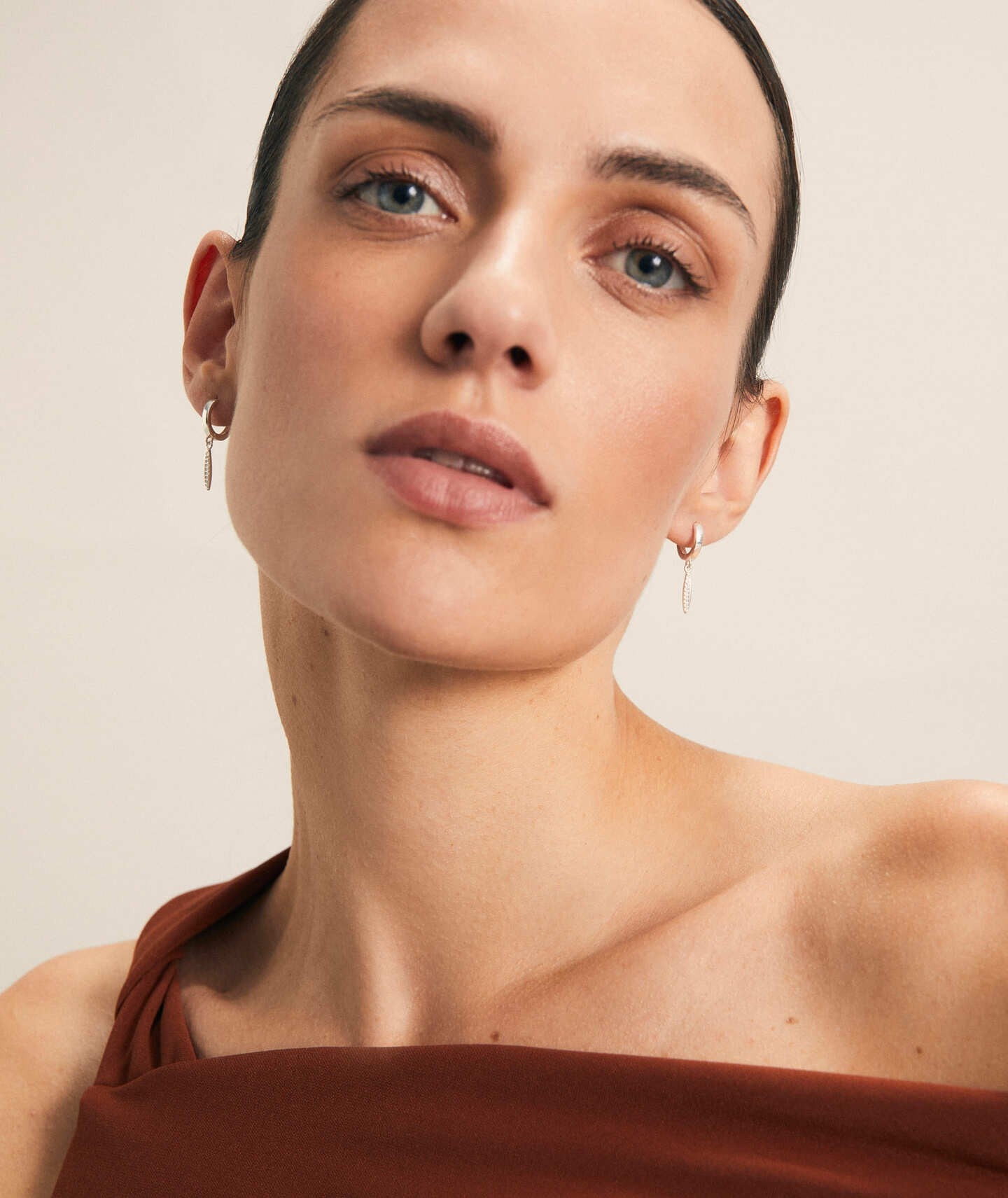 Pendientes colección Básicos Plata de Ley 925 largo circonitas