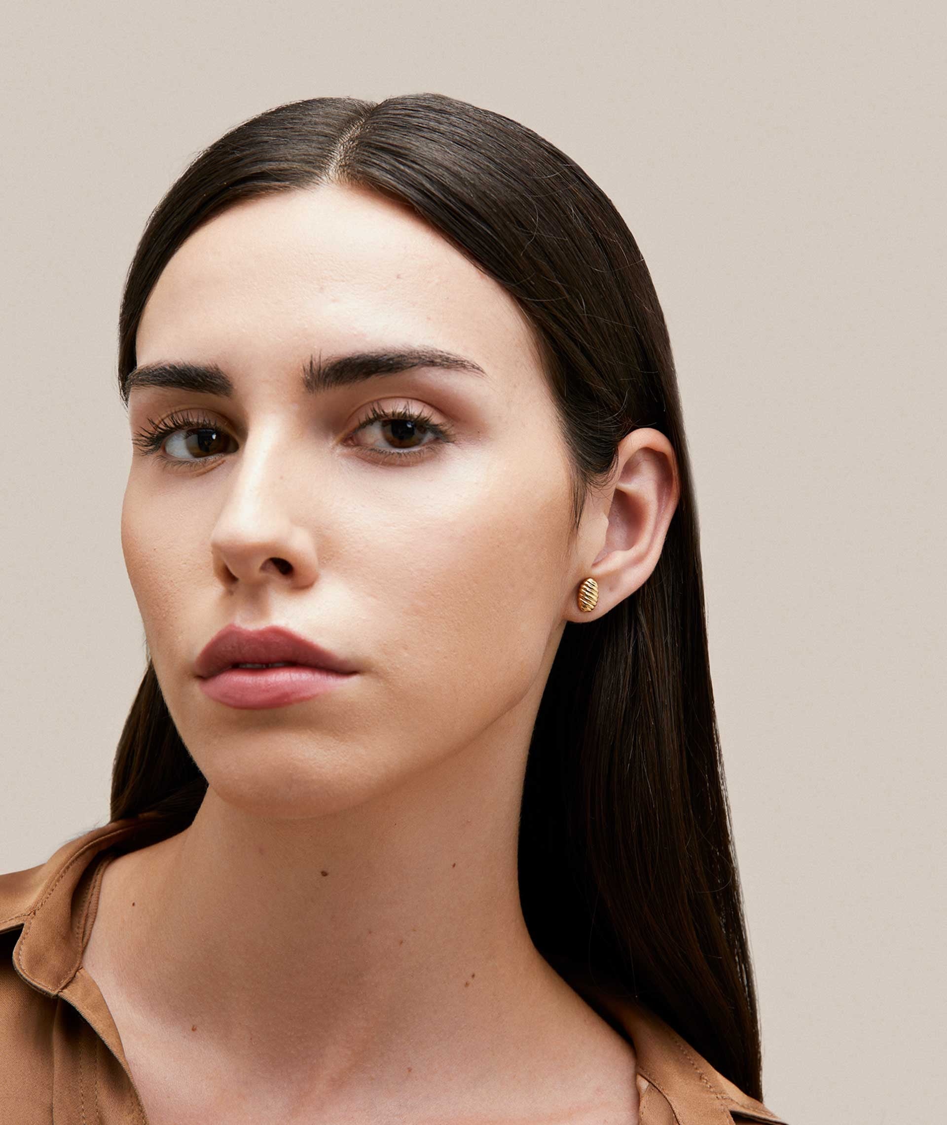 Pendientes  Chapado Oro 18 Kt motivo ovalado con relieve