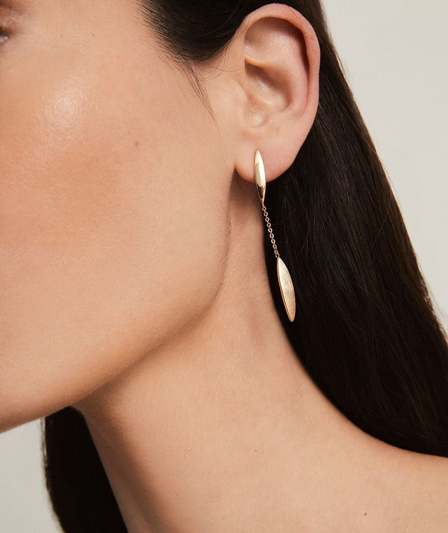 Pendientes Natura colección Textures chapado Oro 18 Kt largos hojas texturas