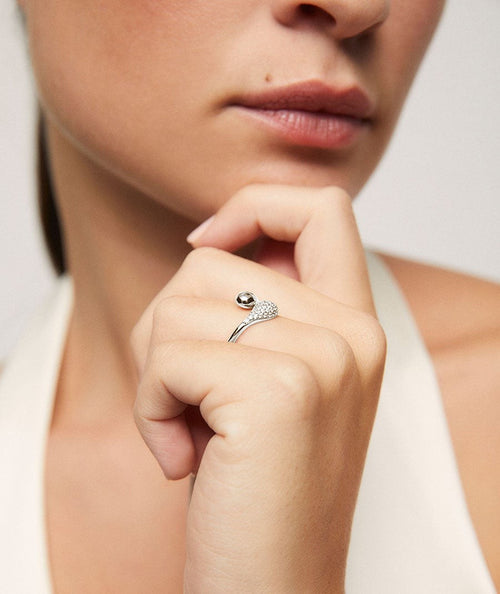 Anillo Cascade con circonita secundaria