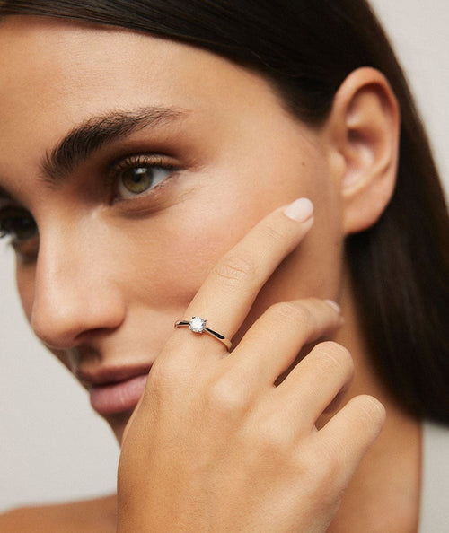 Anillo Renate con circonitas secundaria