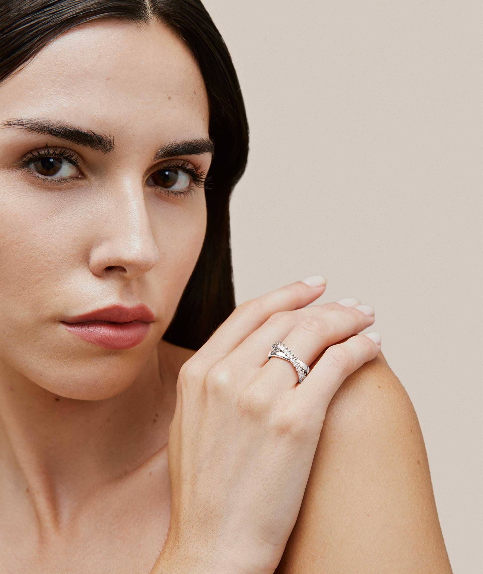 Anillo Louise Chapado Plata de Ley 925 doble tira cruzada lisa y circonitas