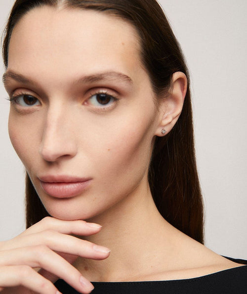 Pendientes de diamantes y oro blanco solitario secundaria