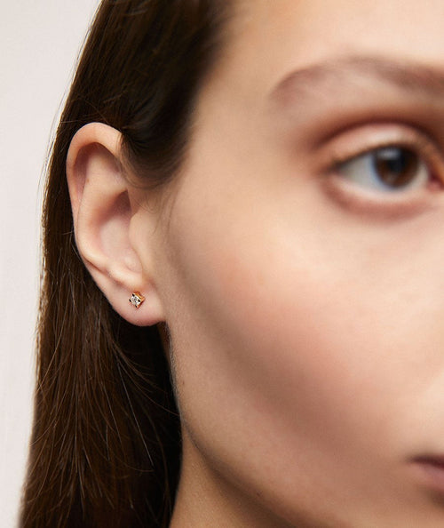 Pendientes de diamantes y oro solitario secundaria