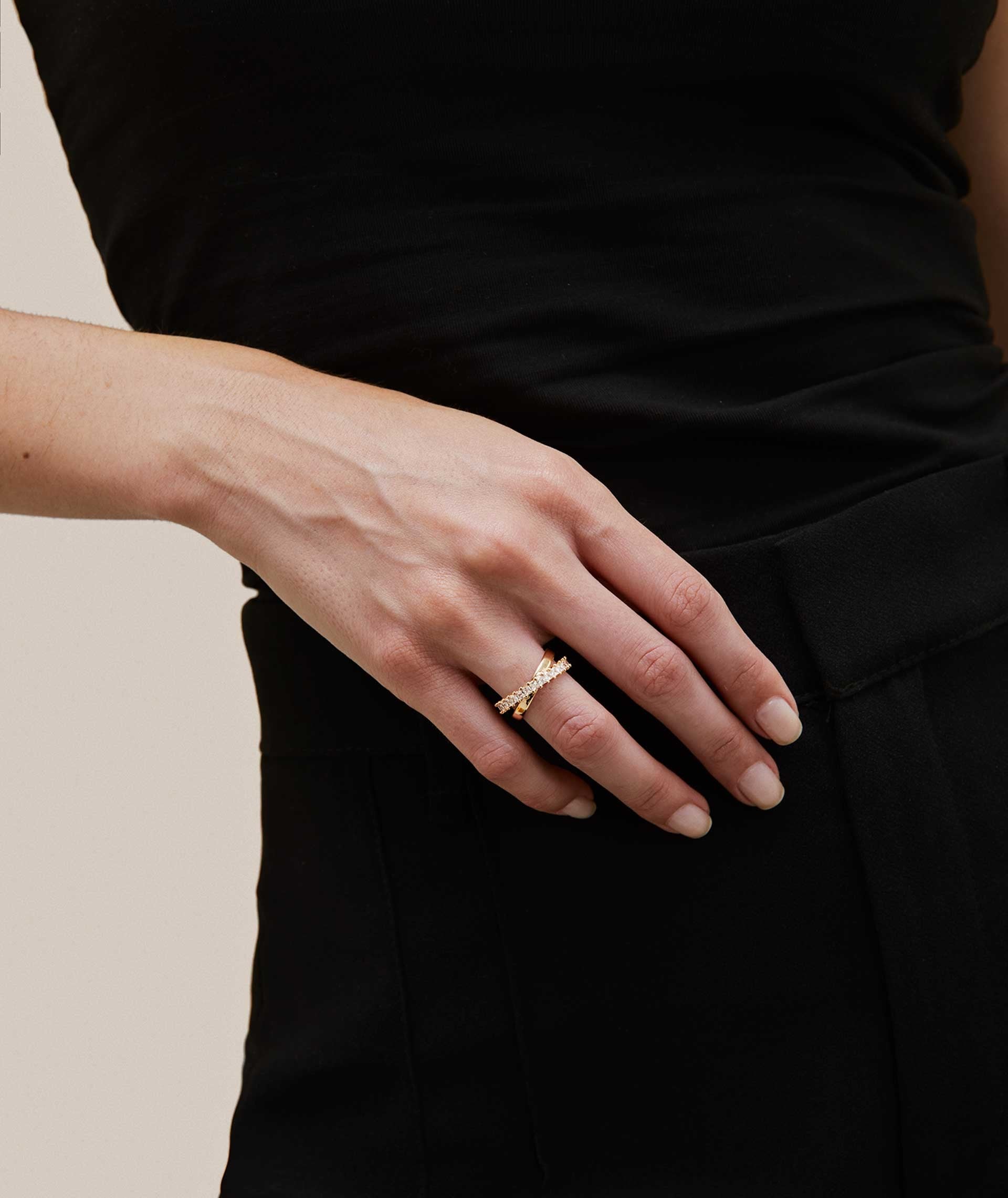 Anillo Louise Chapado Oro 18 Kt doble tira cruzada lisa y circonitas