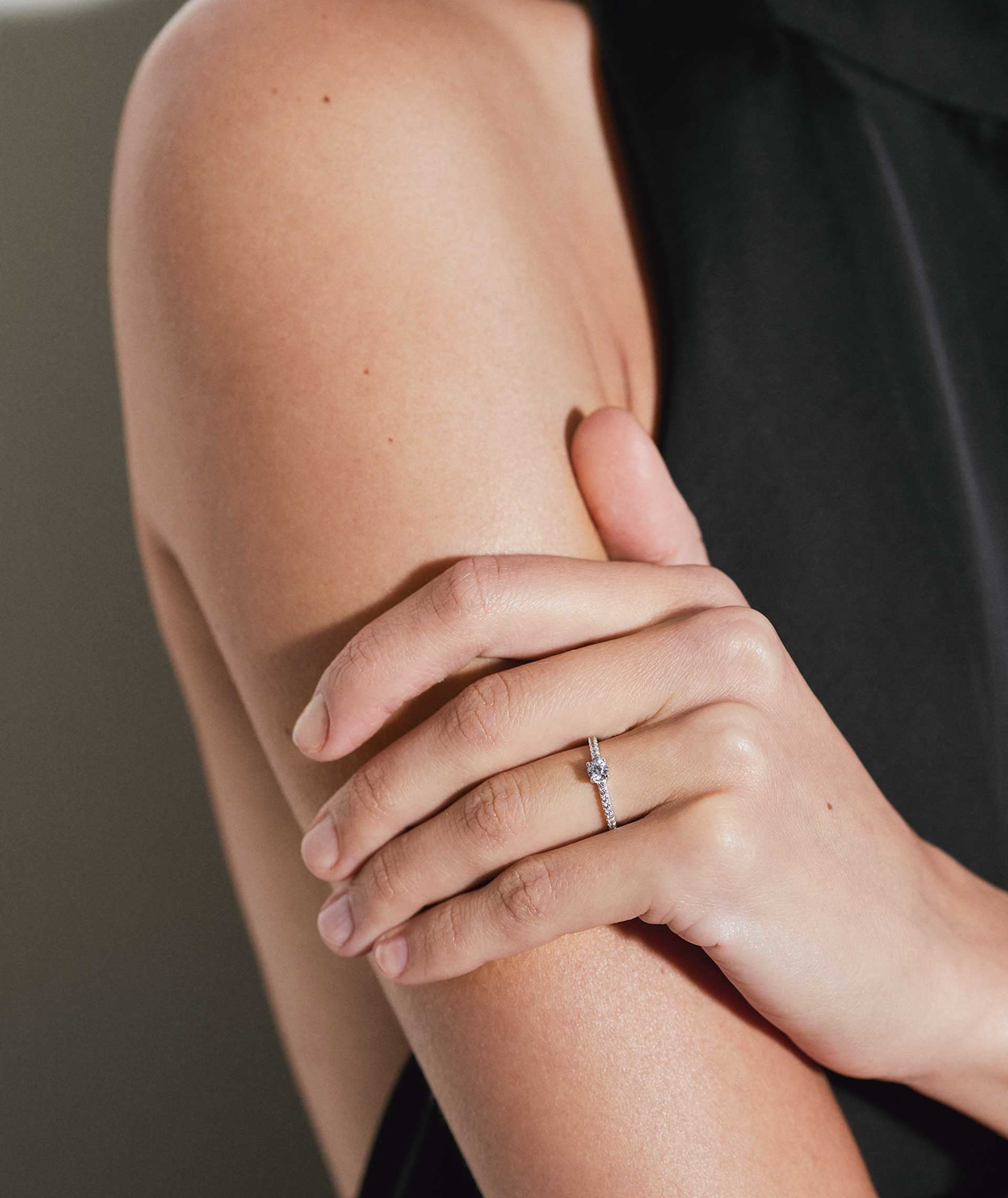 Anillo Victoria Plata de Ley 925 Chapado Platino circonitas cúbicas