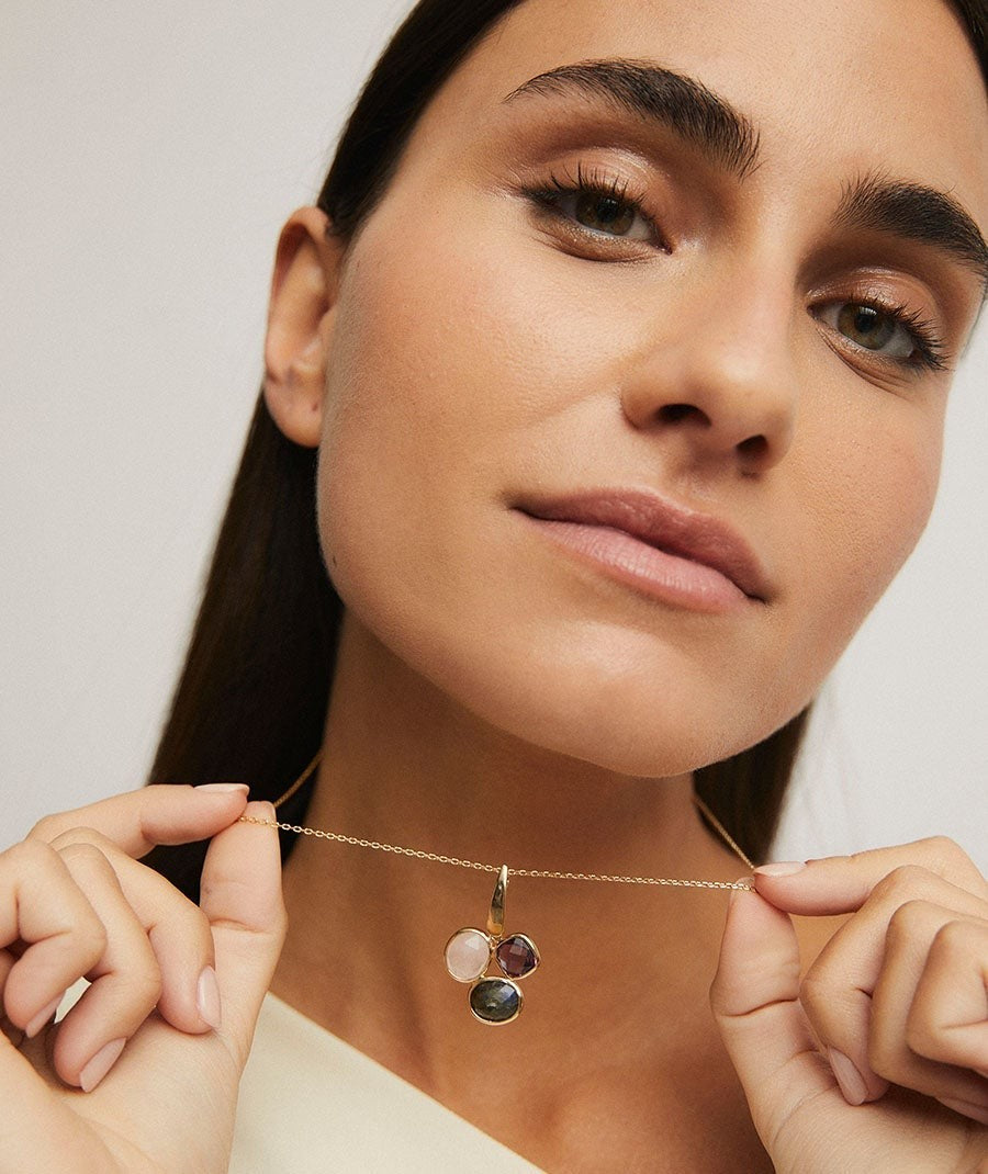 Colgante con piedras de colores