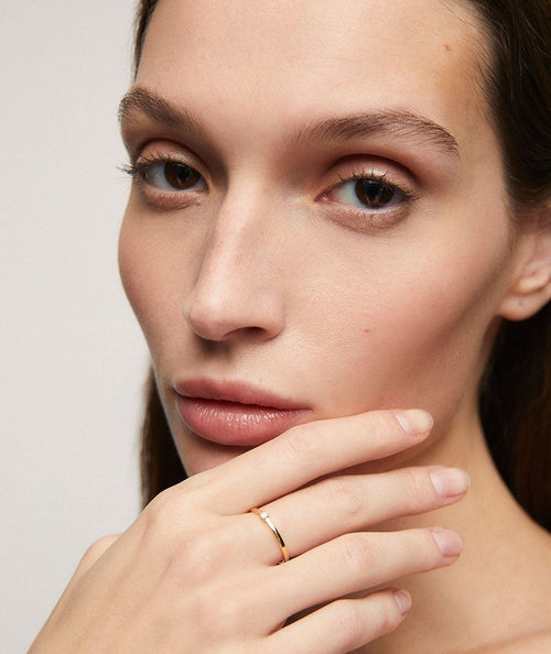 Gold ring with a single diamond secundaria