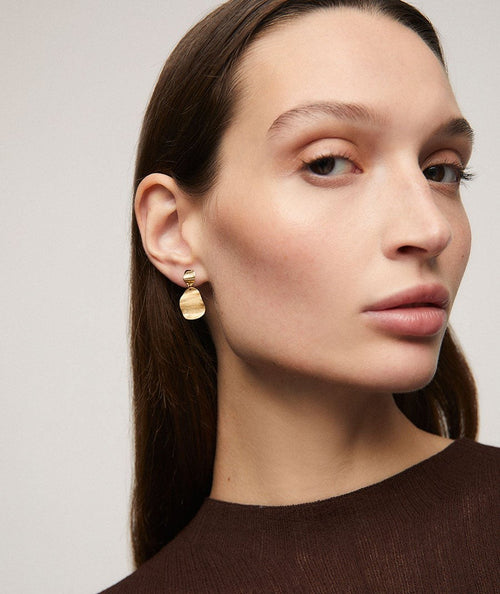 Pendientes largos de oro acabado duo