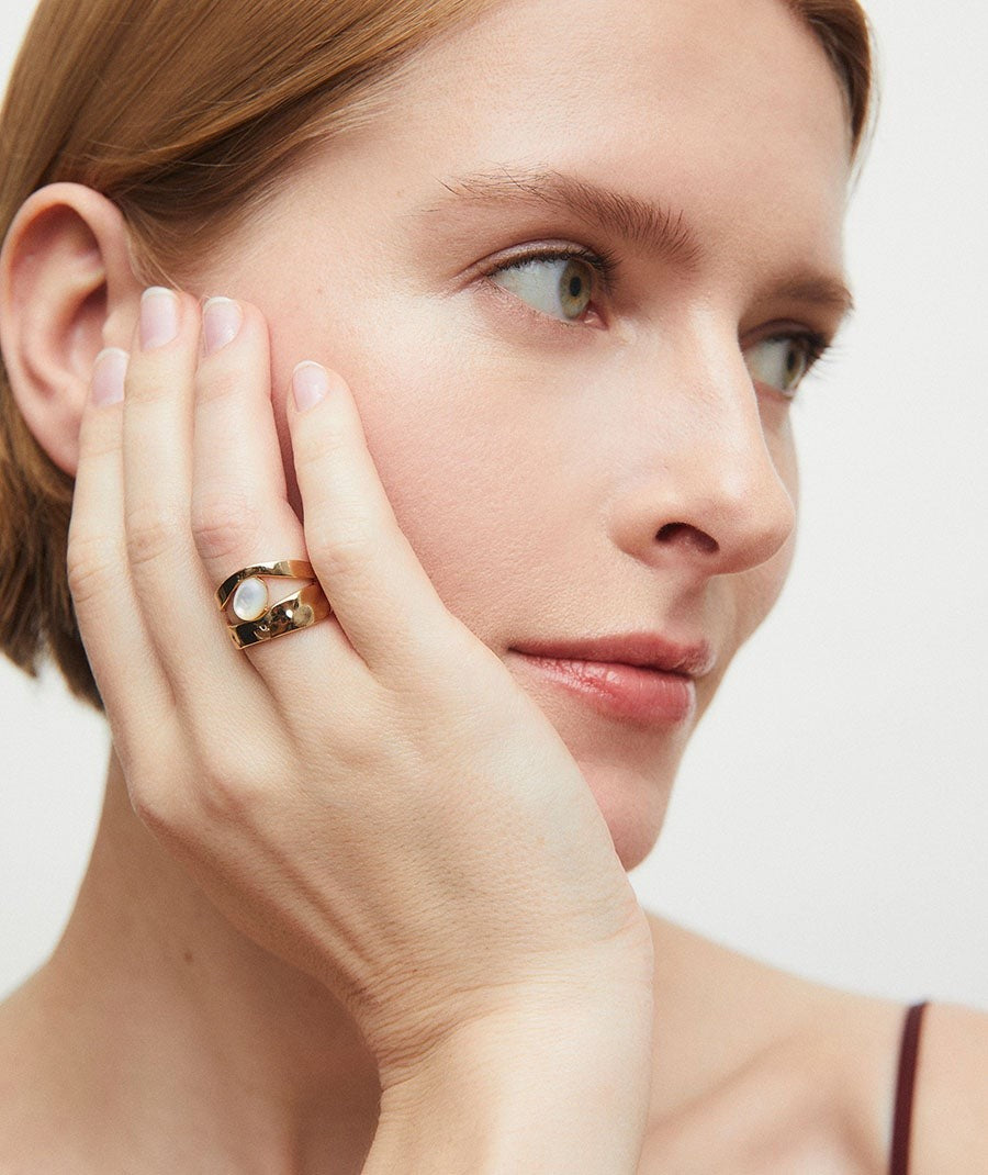 Anillo Reflexe con madreperla blanca