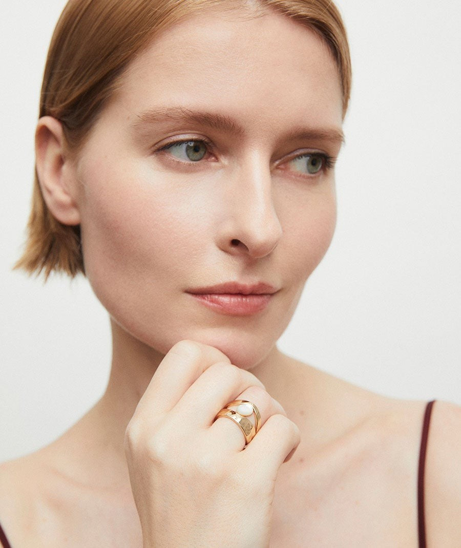 Anillo Reflexe con madreperla blanca