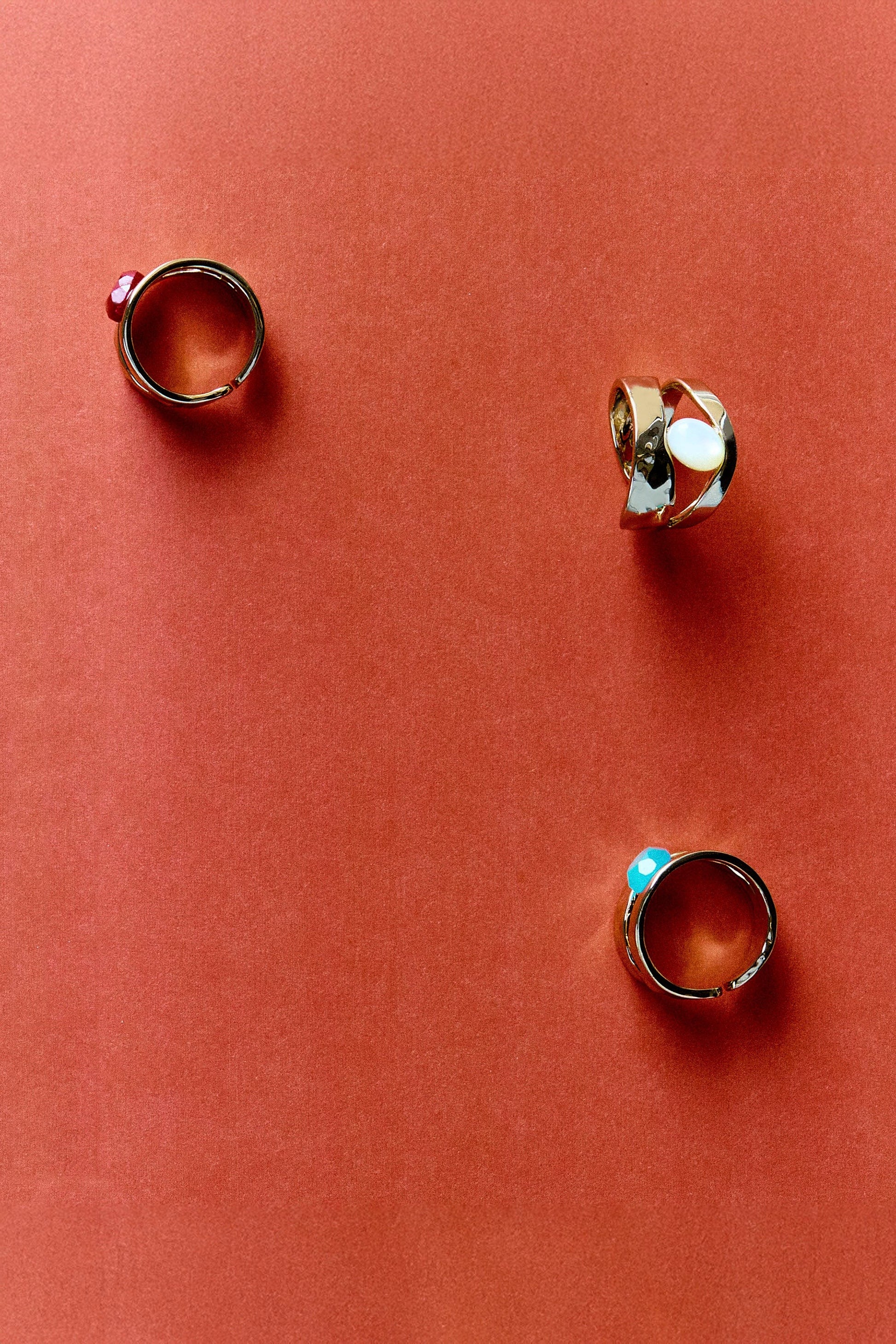 Anillo Reflexe con madreperla blanca