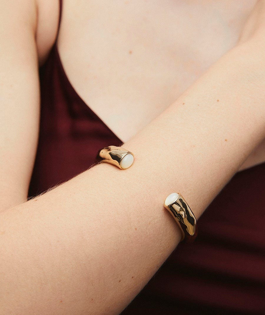 Brazalete rígido Reflexe con madreperla blanca