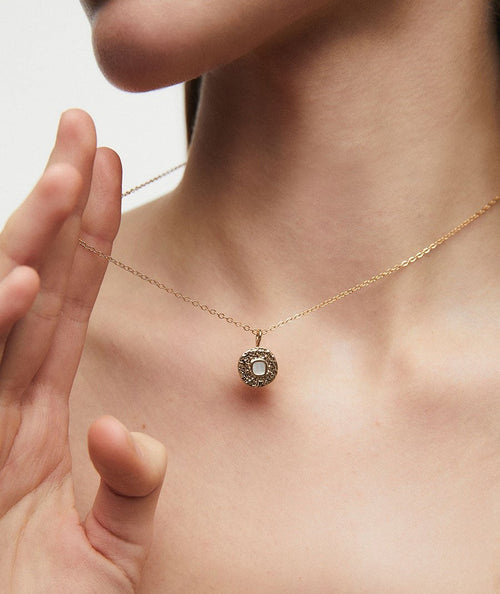 Colgante círculo Gleam con madreperla blanca secundaria