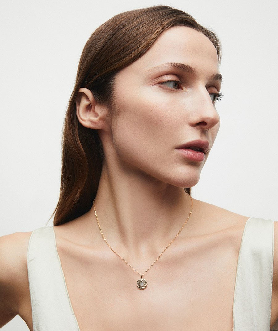 Colgante círculo Gleam con madreperla blanca