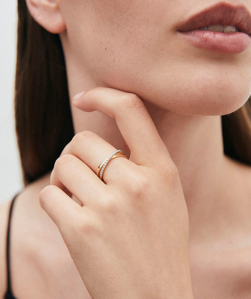 Intertwined diamond and gold ring secundaria