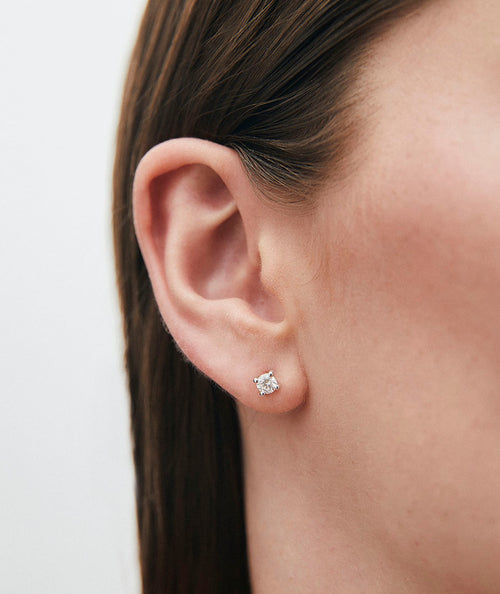 Pendientes de diamantes y oro blanco solitario secundaria