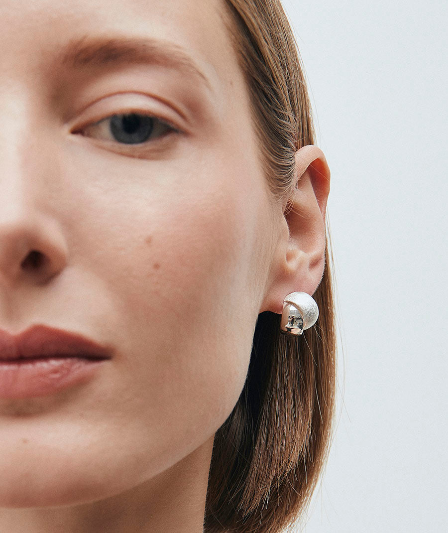Mou crescent volume earrings