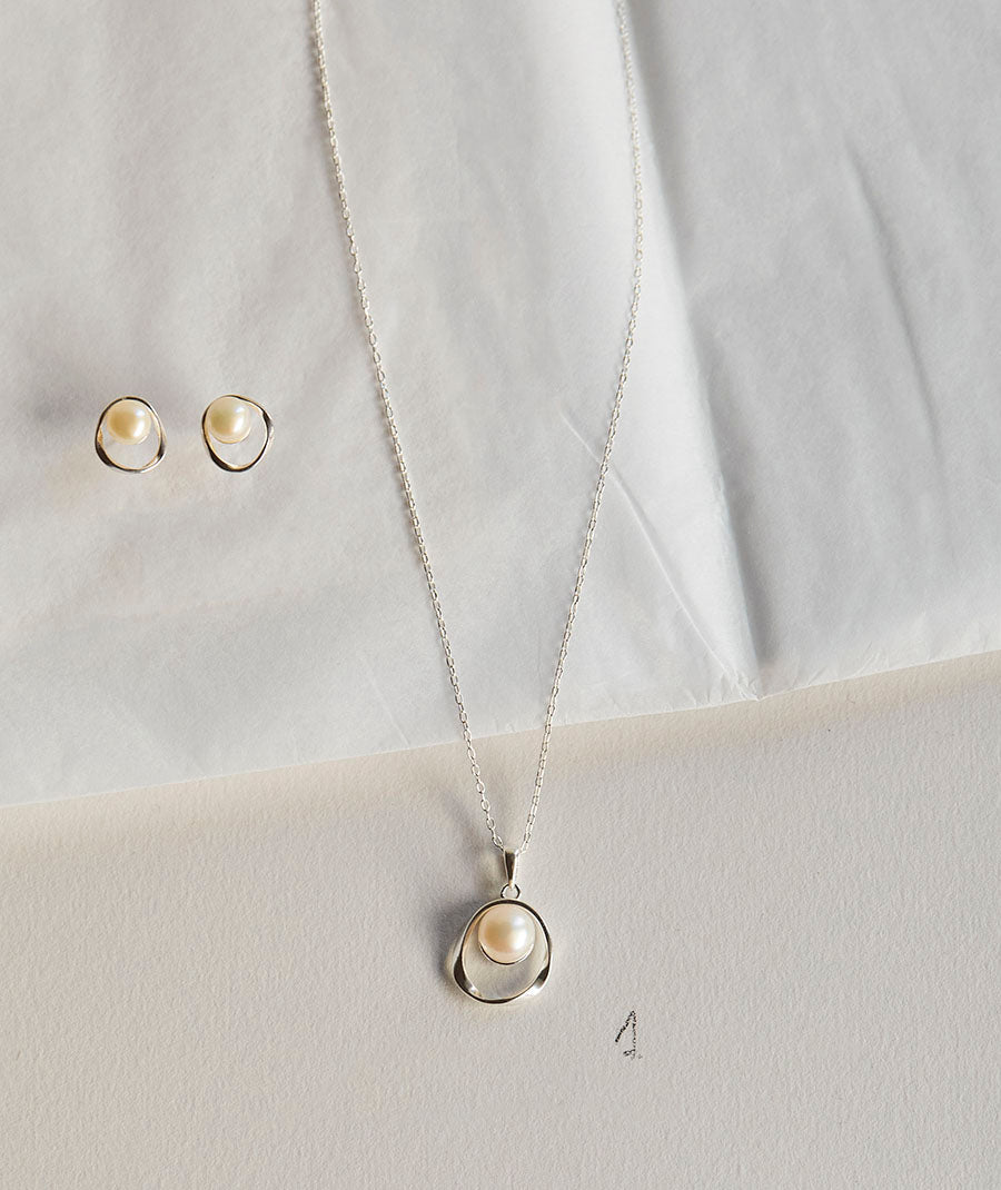 Set Perla necklace and earrings with cultured pearls