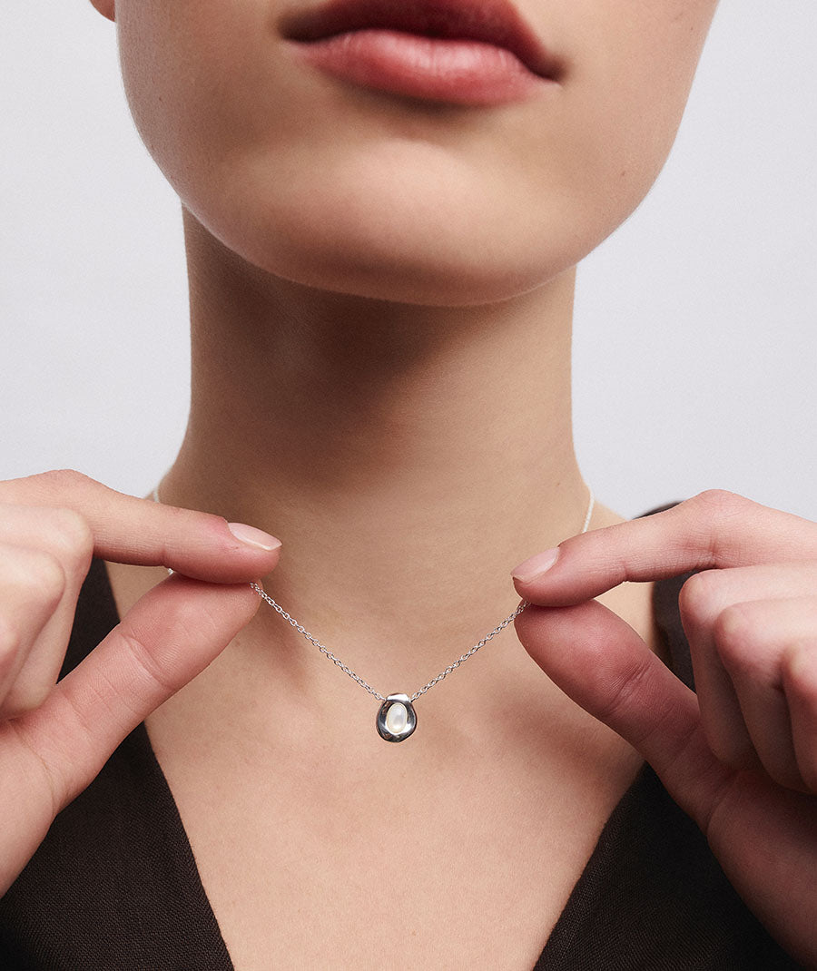 Collar oval Ivoria con madreperla blanca