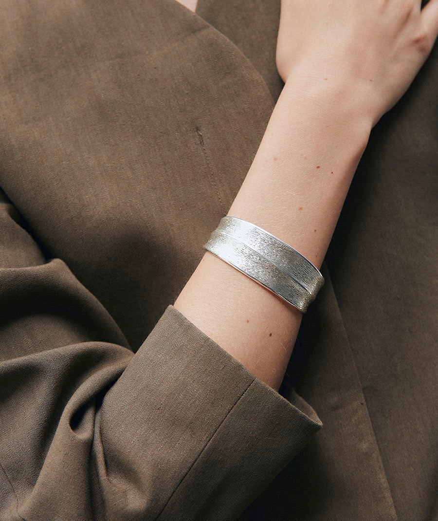 Curve rigid bracelet