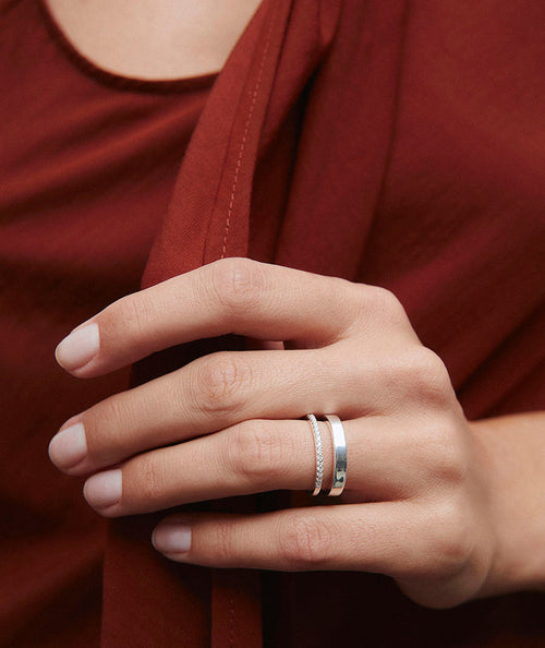Anillo liso Lucent de circonitas secundaria