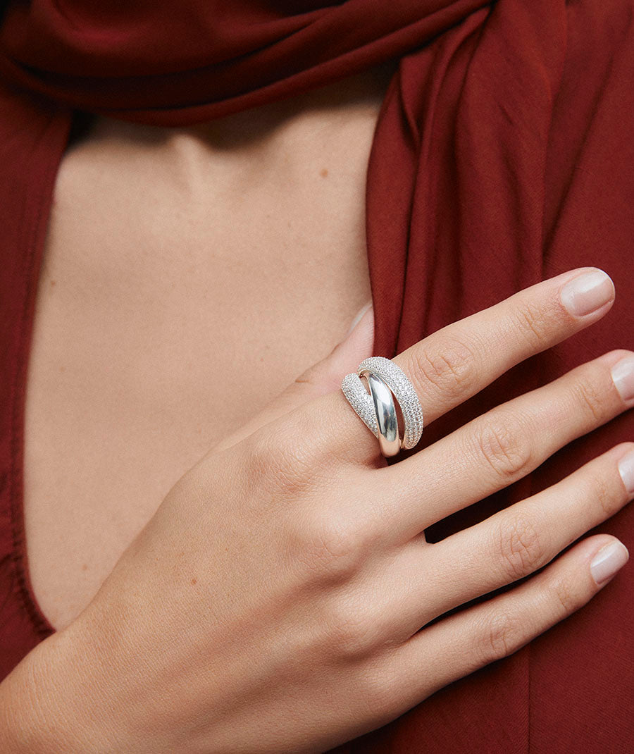 Anillo ancho cruzado Délum con circonitas