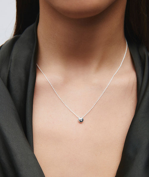 Colgante cadena fina mini Mesme con circonita secundaria