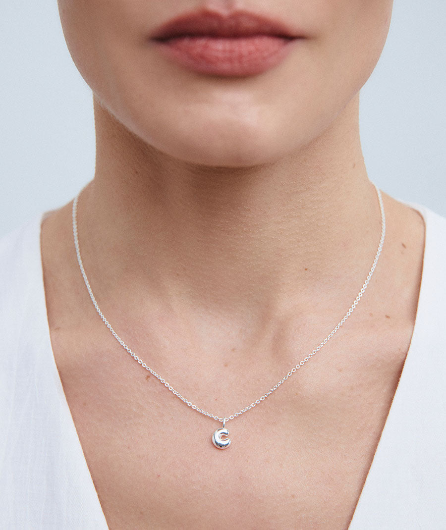 Colgante con letra C elemental liso