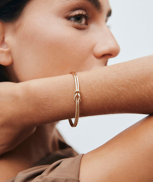 Brazalete rígido Nexo con doble textura secundaria