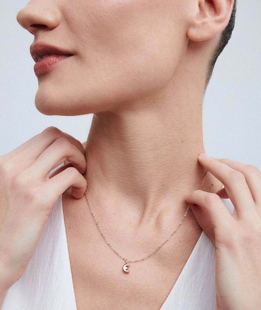 Colgante con letra E elemental liso