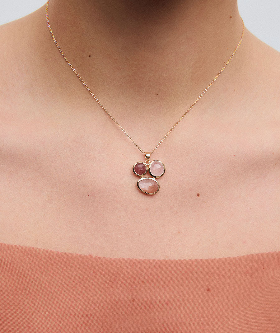 Colgante Peach con piedras naturales en tonos neutros