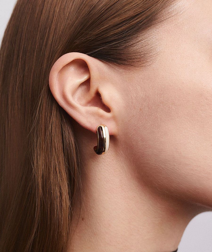 Pendientes semiluna Camel con acetato y resina en tonos neutros