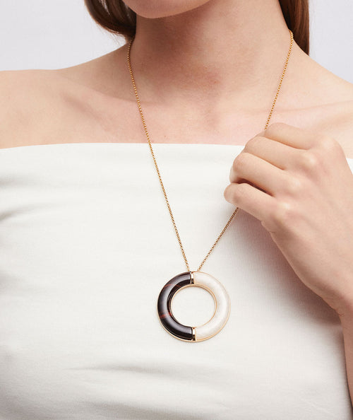 Pendant Camel with acetate and resin in neutral tones secundaria