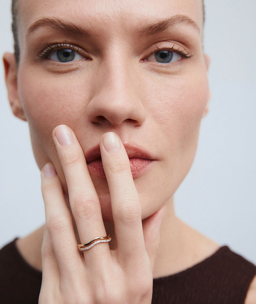 Anillo dúo ondulado Shía con circonitas