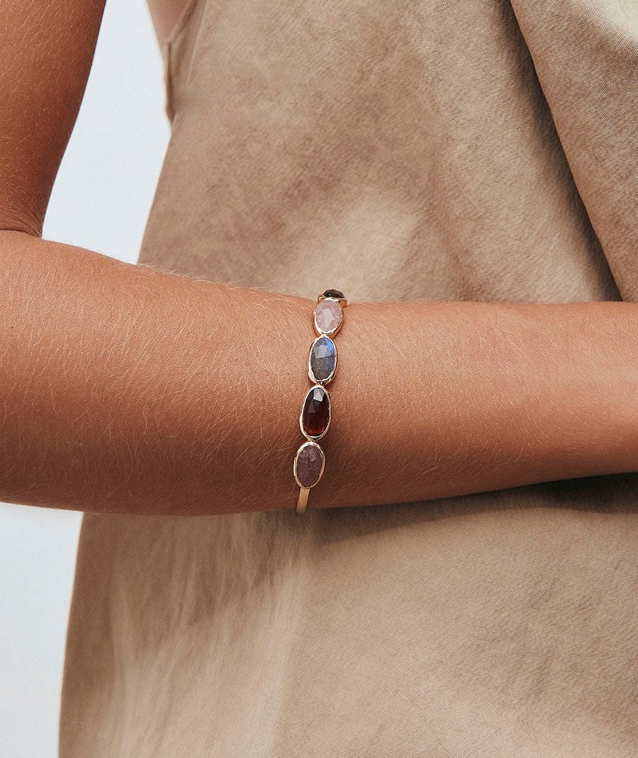 Brazalete rígido Jara con piedras semipreciosas en tonos suaves